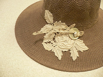 レースの夏の帽子