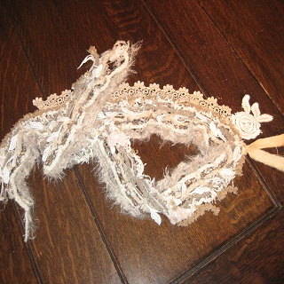  
12本の毛糸を使った十二単マフラーです。